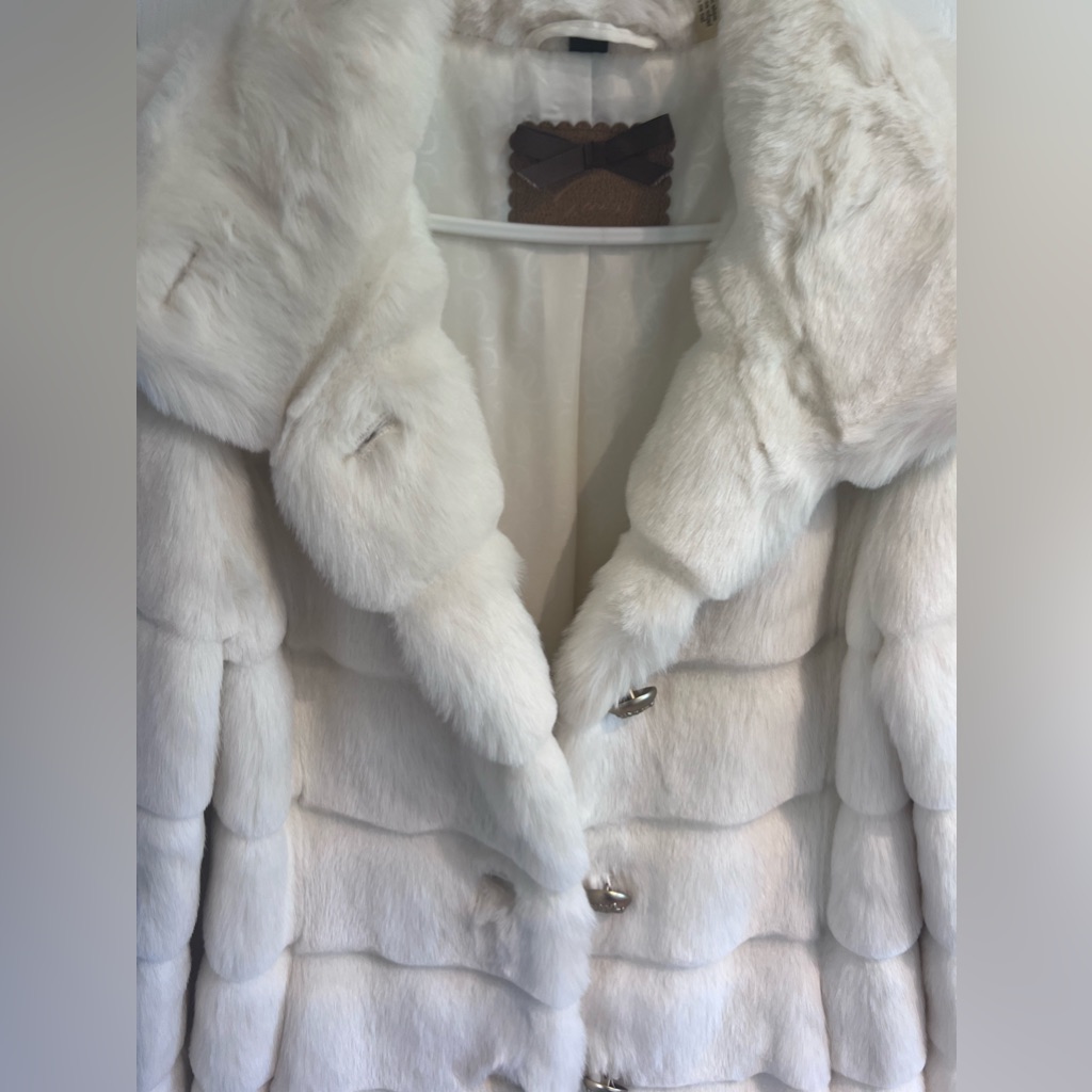Guessstunning White Faux Fur Jacket.